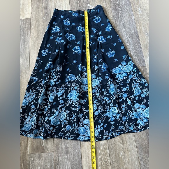 🛍️ Aprie Correll Navy with blue floral skirt with side zipper + button closure - Picture 4 of 7